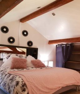 chambre mezzanine du gîte en pierre Le Rossignol