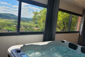 Spa privatif dans le patio avec vue sur la Vallée de la Dordogne