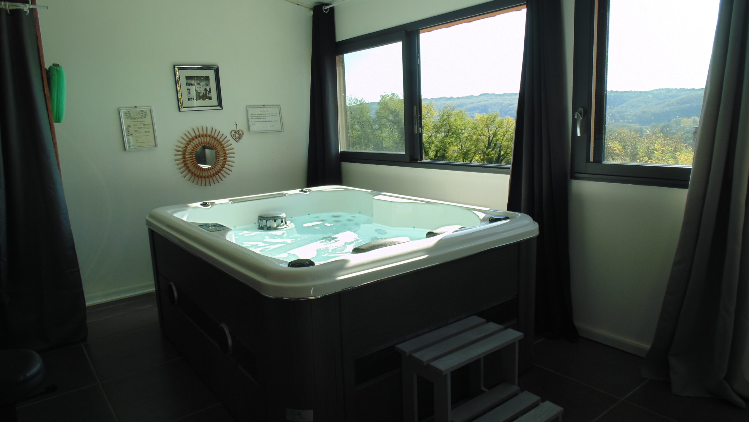 Patio fermé avec son spa privatif et vue sur la Vallée de la Dordogne - Chalet L'Hirondelle