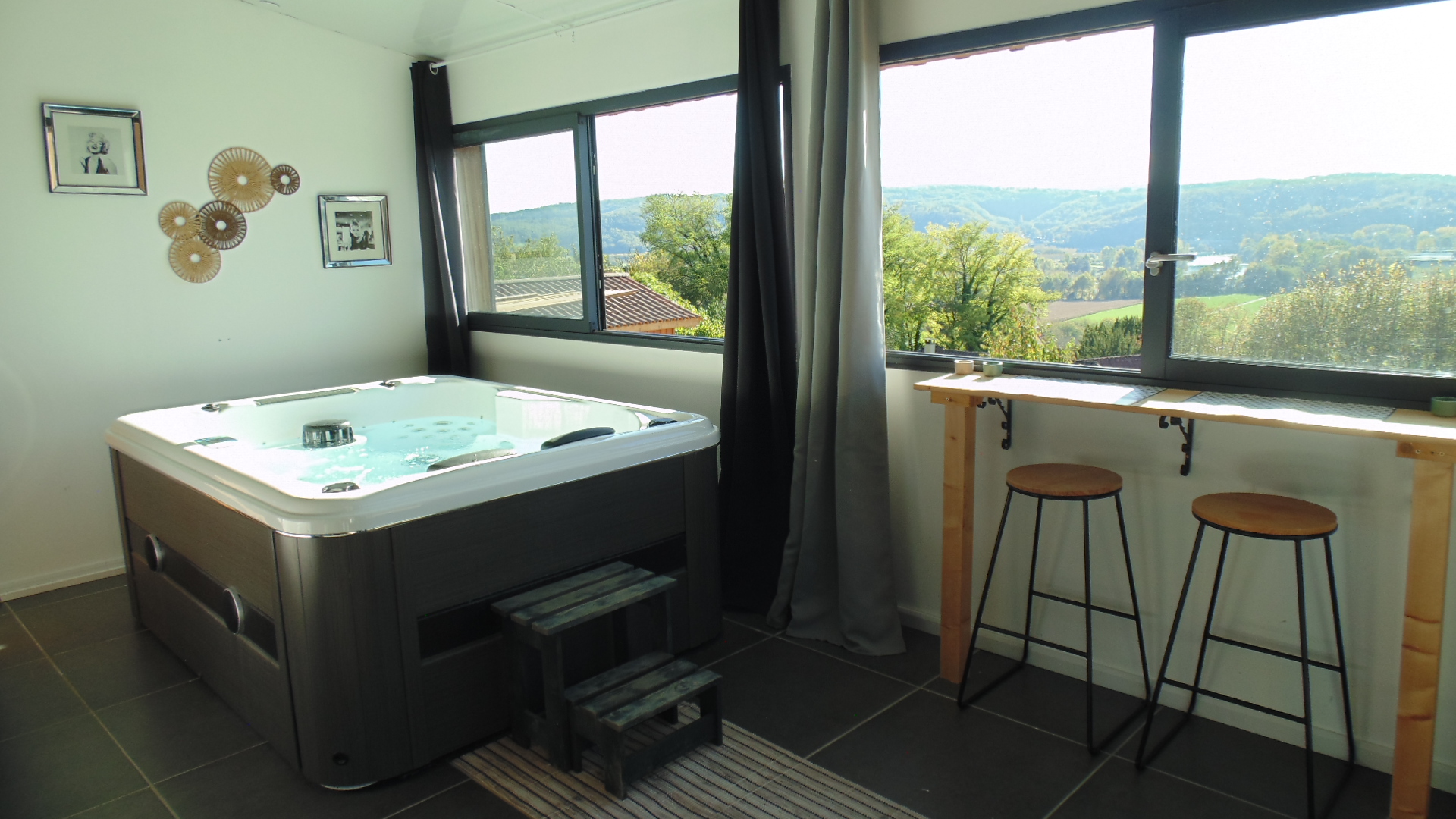 Patio fermé avec son spa privatif et vue sur la Vallée de la Dordogne à La Colombe
