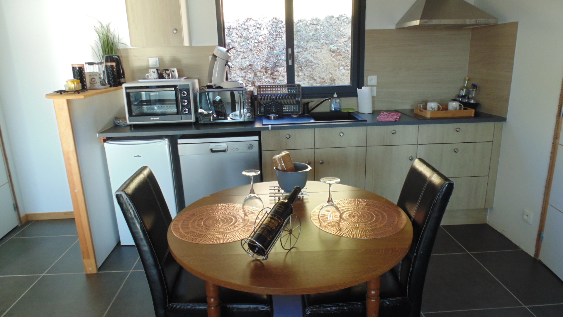 Cuisine équipée et salle à manger de La Colombe