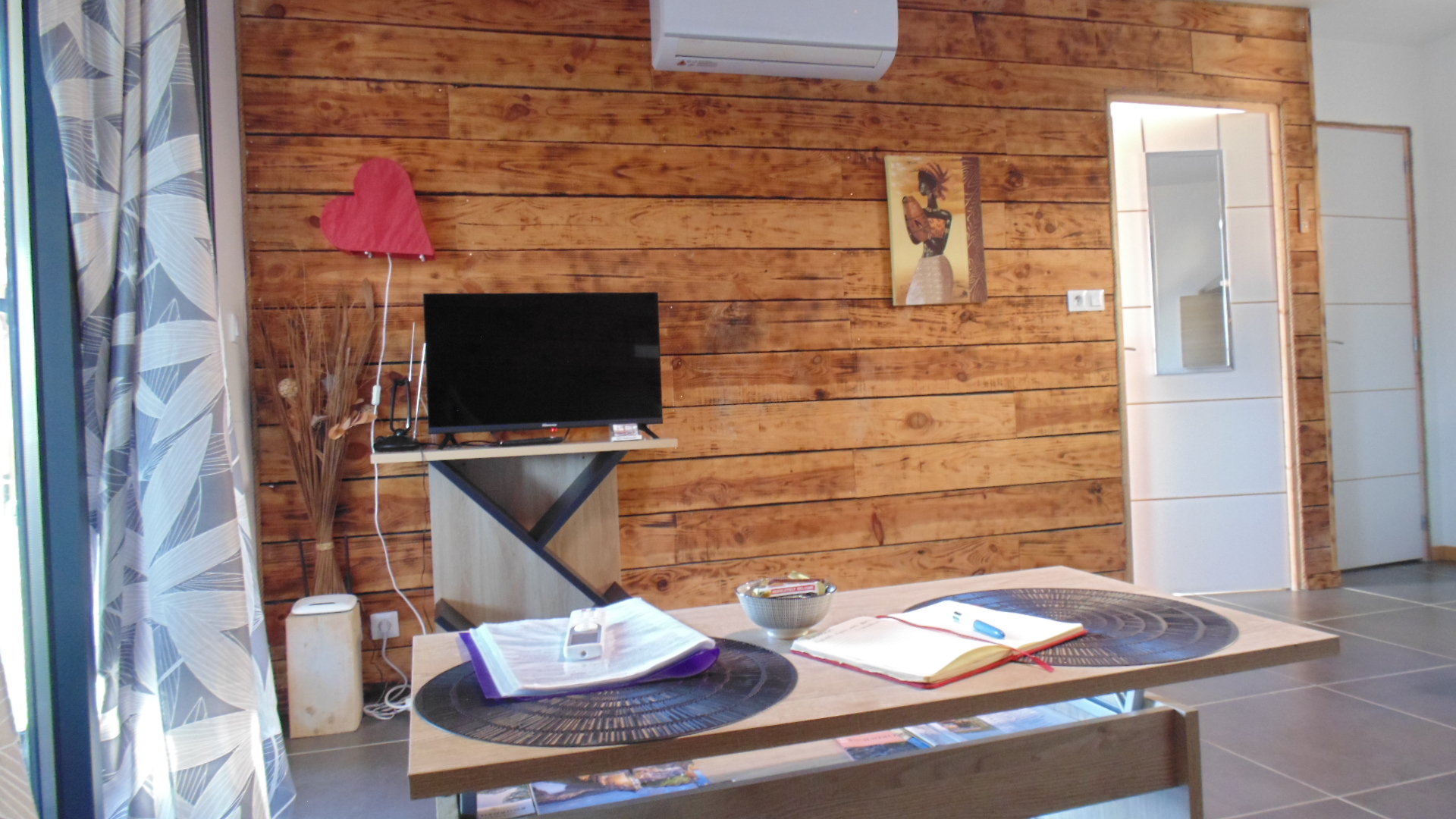 Coin salon, TV de La Colombe