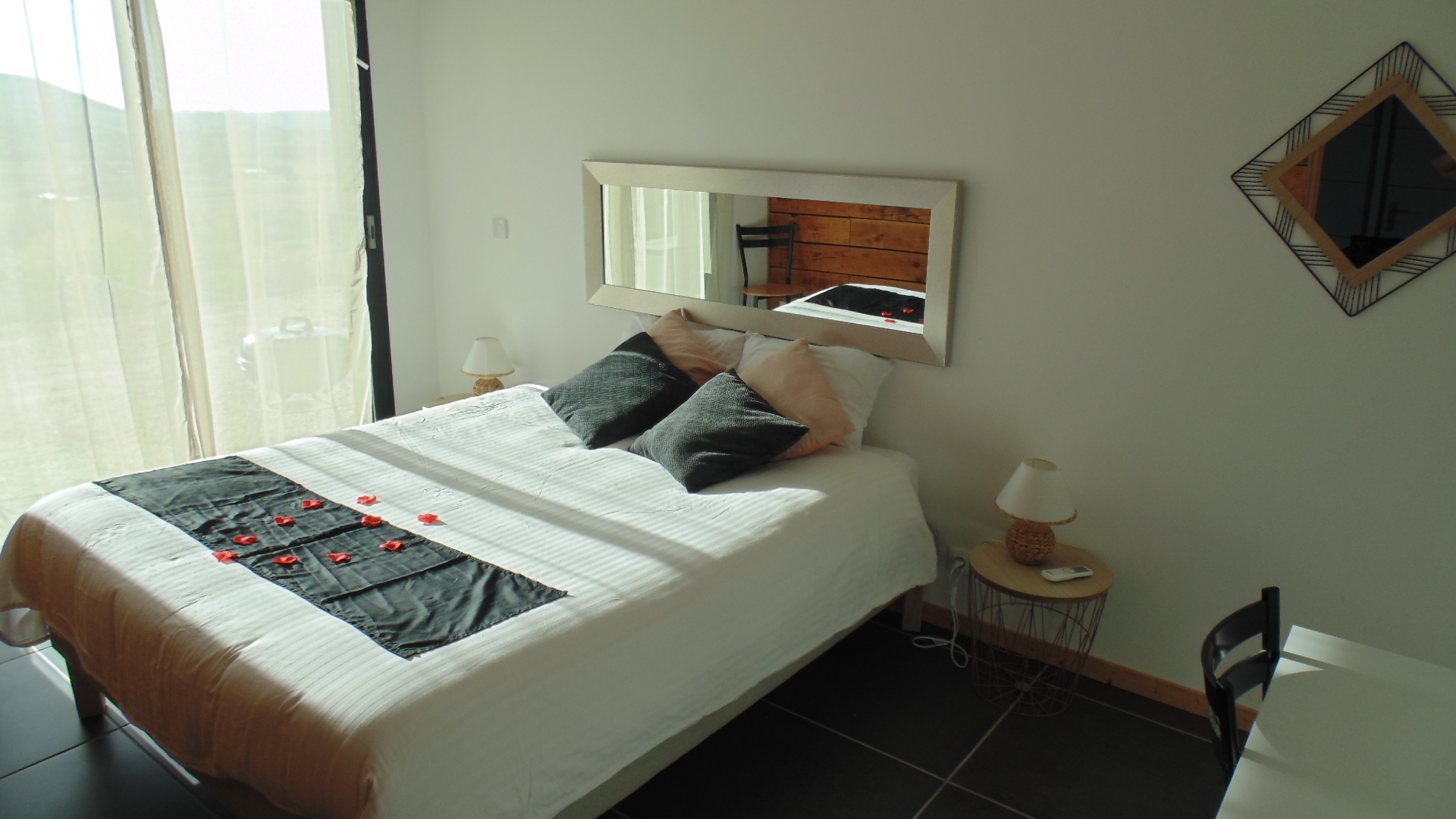 Zoom sur le lit King Size de La Colombe