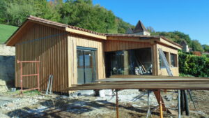 Extérieur du chalet La Mésange en travaux