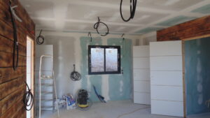Intérieur du chalet La Mésange en travaux