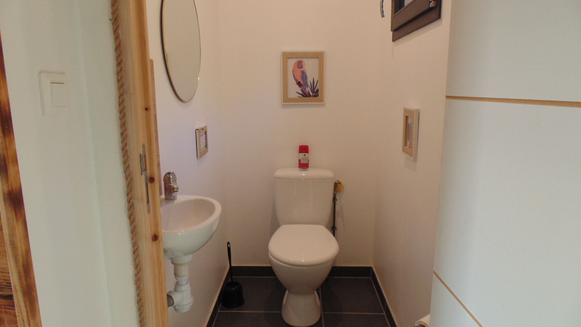 Toilettes et évier de La Colombe
