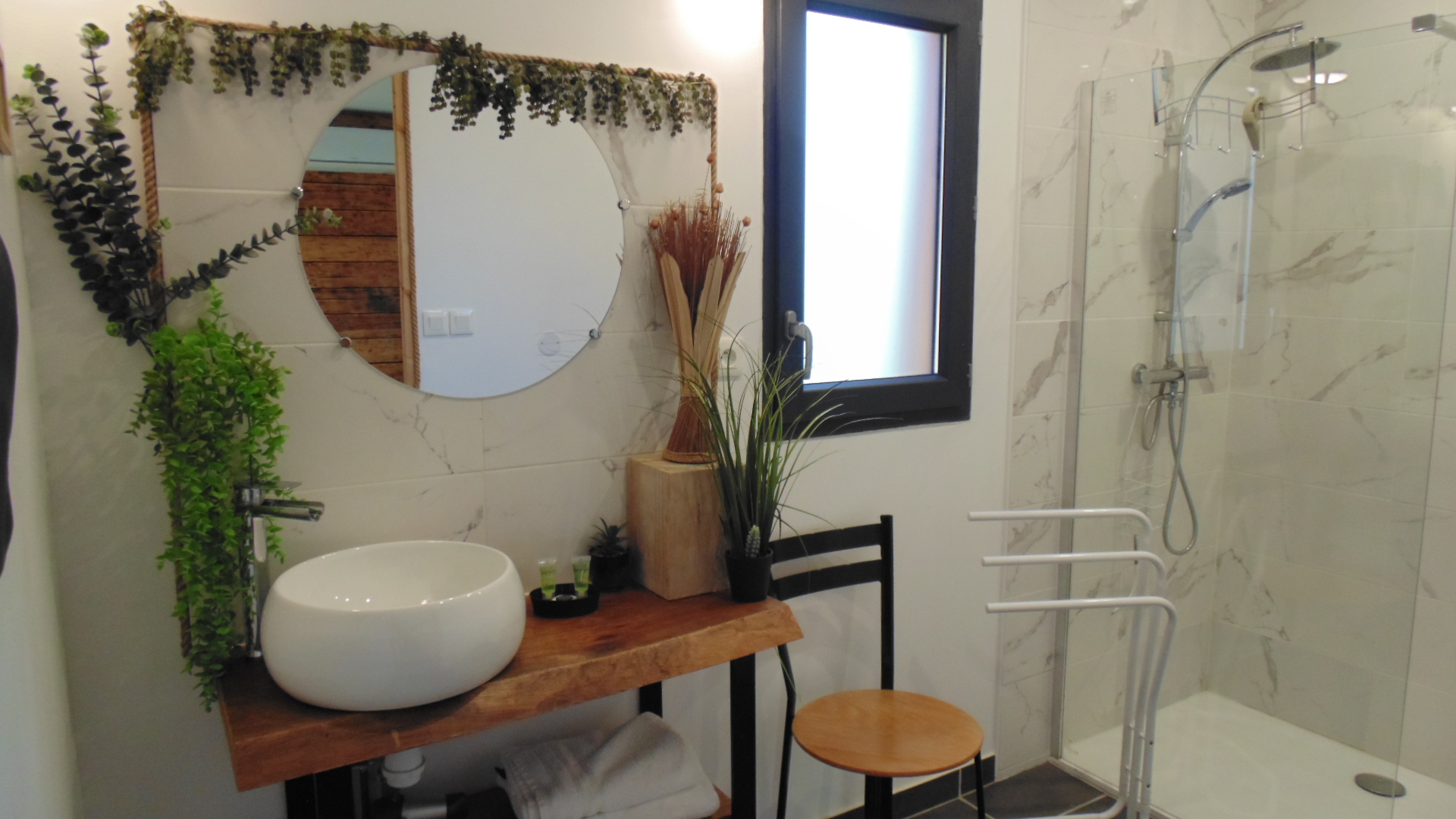 Salle d'eau avec douche La Colombe