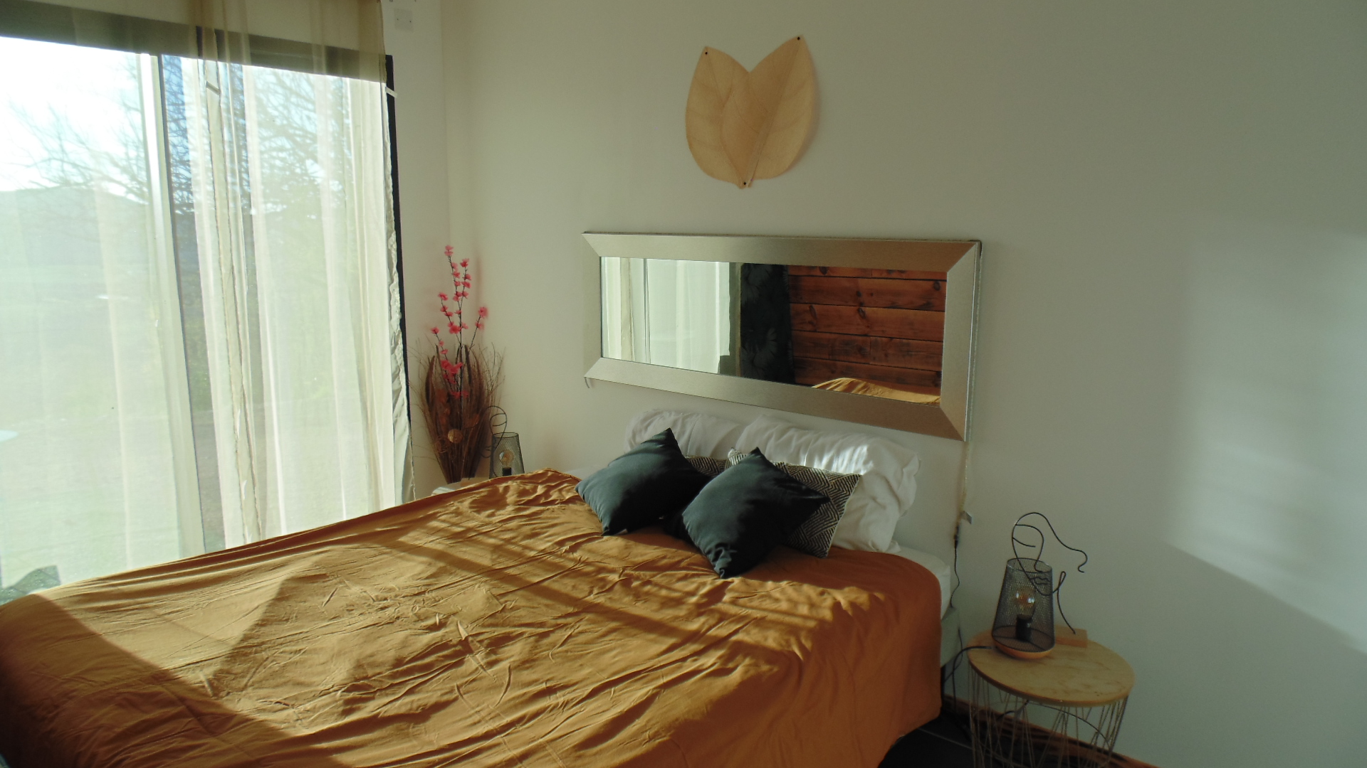 Chambre spacieuse avec son Lit King Size - L'Hirondelle