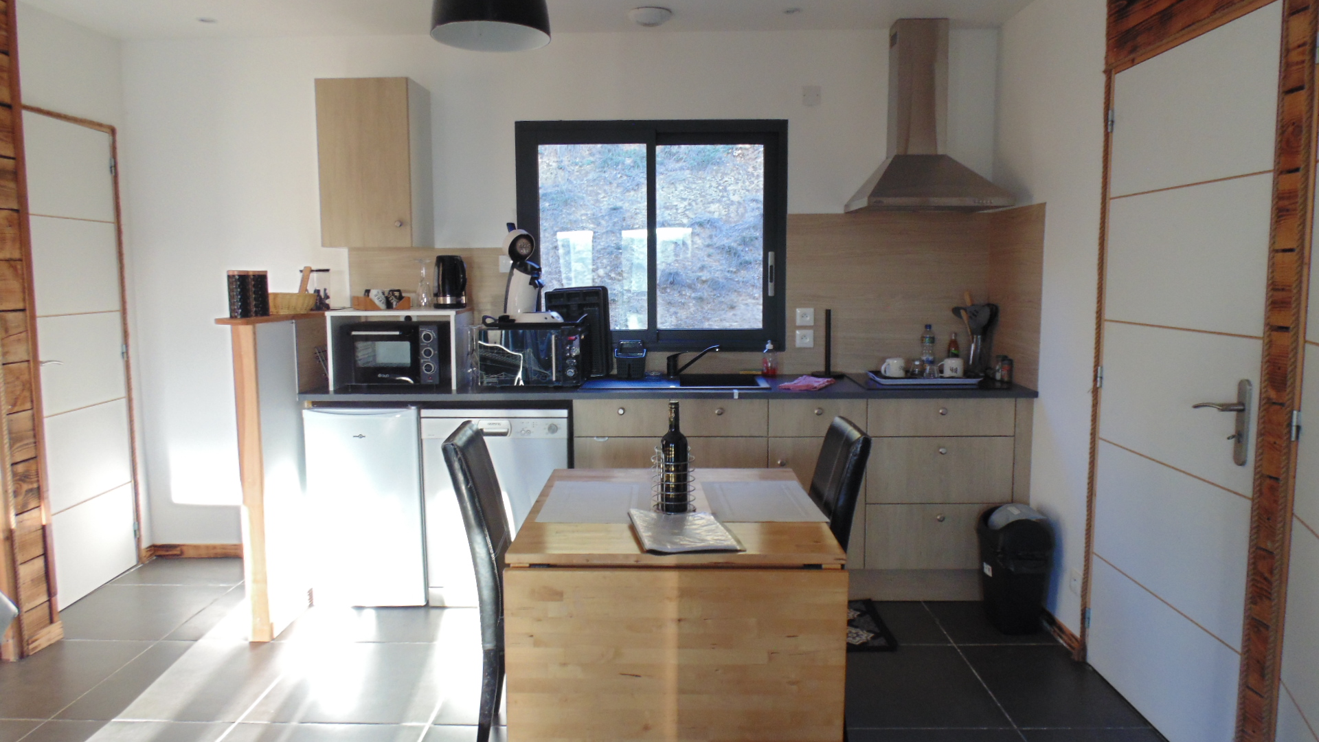 Coin cuisine équipée et salle à manger de L'Hirondelle