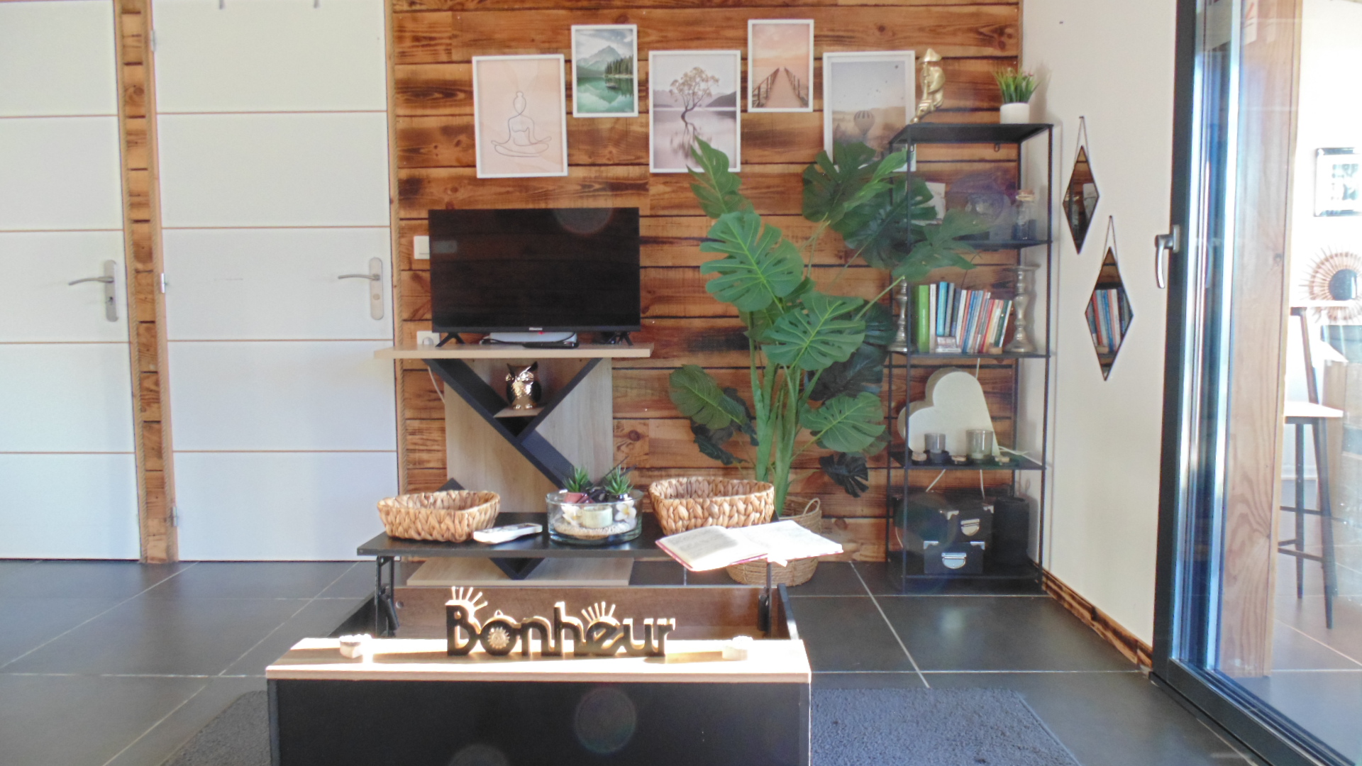 Salon avec TV connectée L'Hirondelle