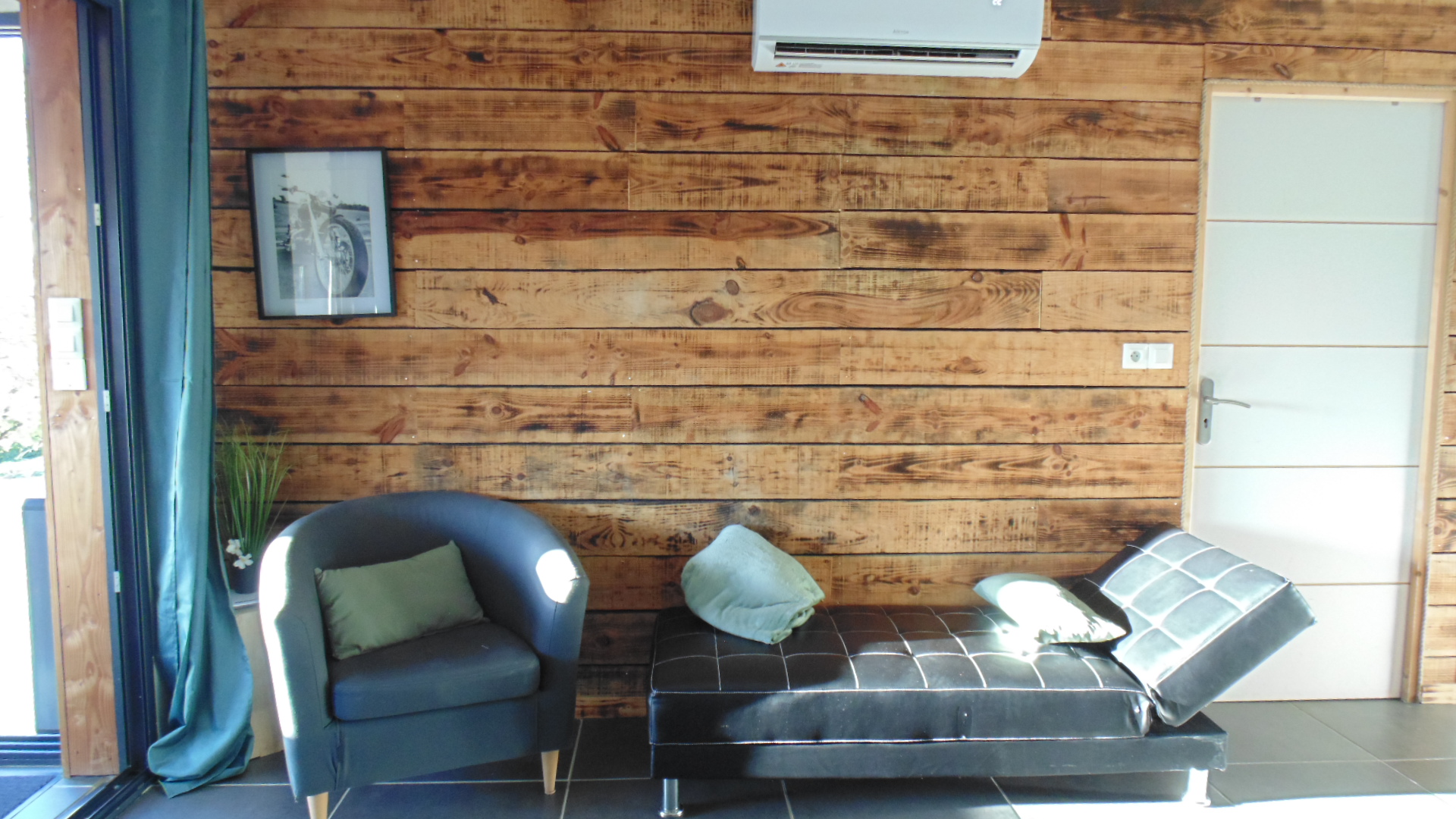 Coin salon avec canapé et fauteuil - L'Hirondelle