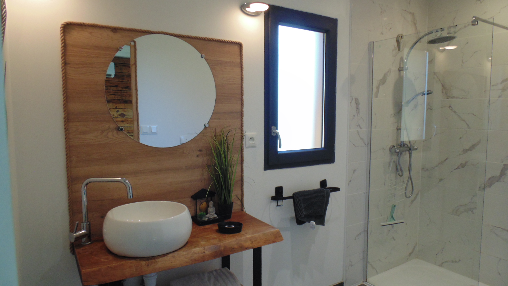 Salle d'eau avec douche - L'Hirondelle