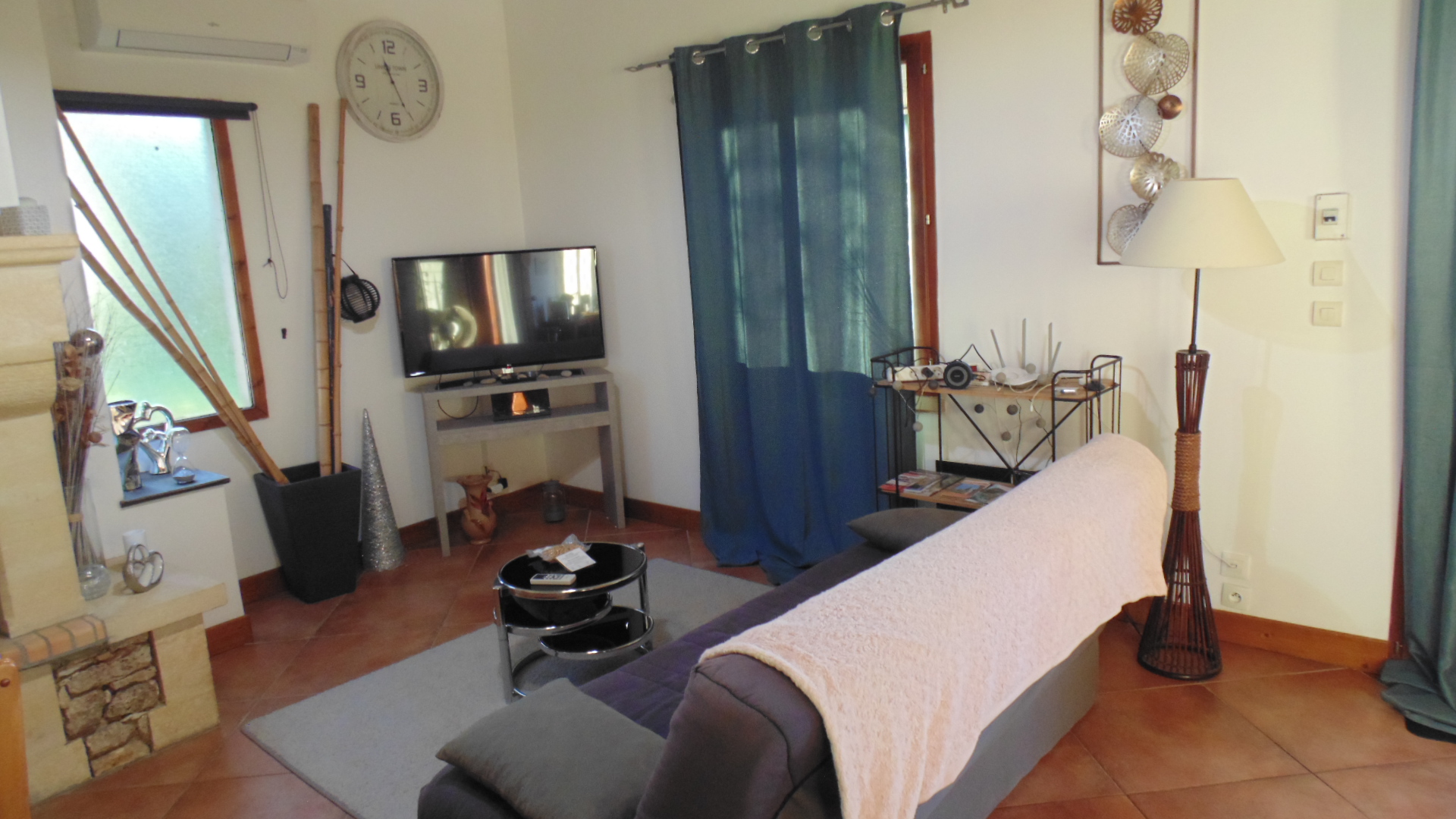 Salon avec TV connectée